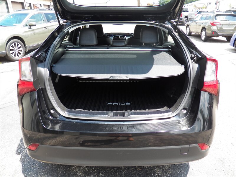 2020 Toyota Prius XLE AWD-e - Photo 9 - Mishawaka, IN 46545