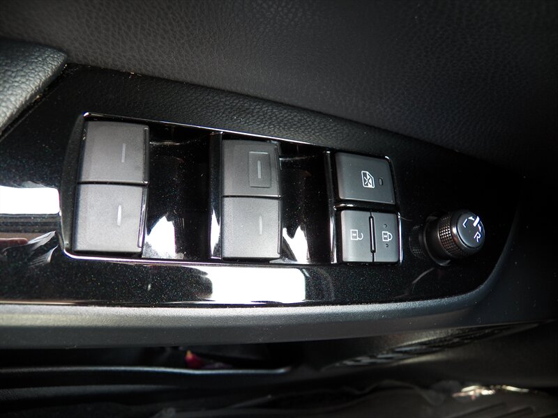 2020 Toyota Prius XLE AWD-e - Photo 18 - Mishawaka, IN 46545