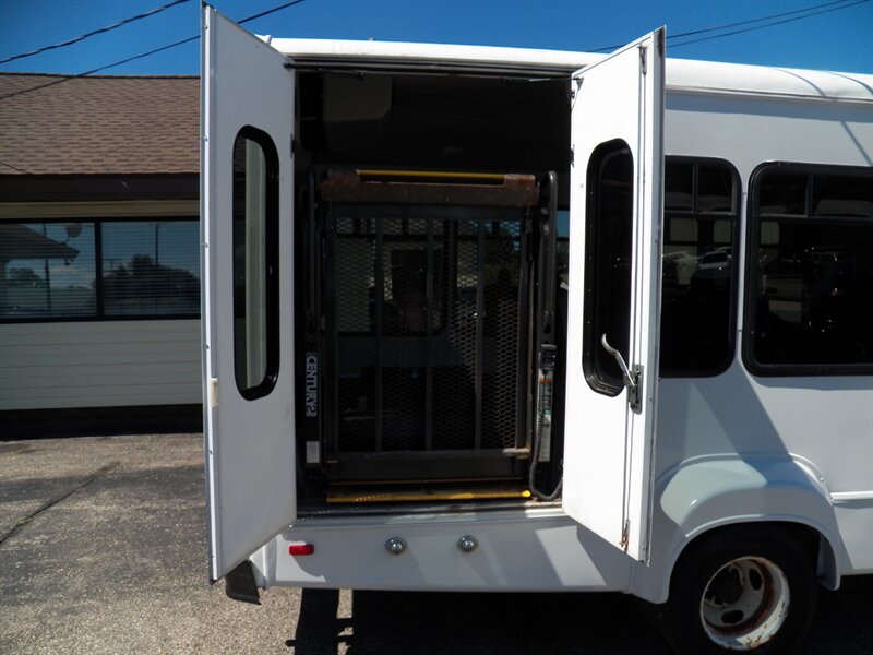 2011 Ford E-350 SD Passenger Bus - Photo 15 - Mishawaka, IN 46545