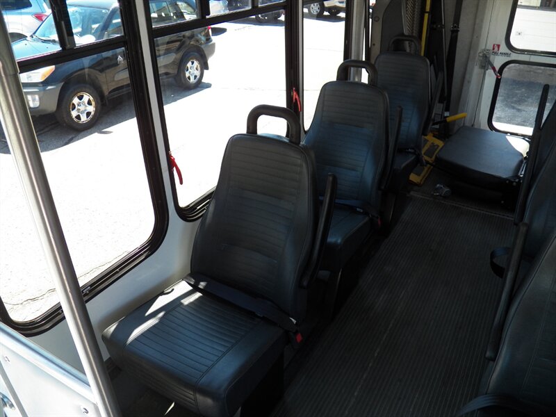2011 Ford E-350 SD Passenger Bus - Photo 13 - Mishawaka, IN 46545