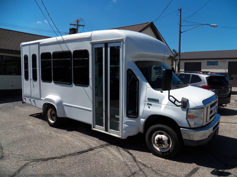2011 Ford E-350 SD  Passenger Bus - Photo 1 - Mishawaka, IN 46545