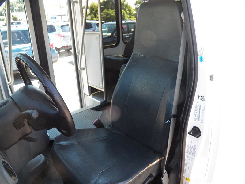 2011 Ford E-350 SD Passenger Bus - Photo 6 - Mishawaka, IN 46545