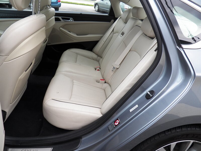2015 Hyundai Genesis 3.8L - Photo 10 - Mishawaka, IN 46545