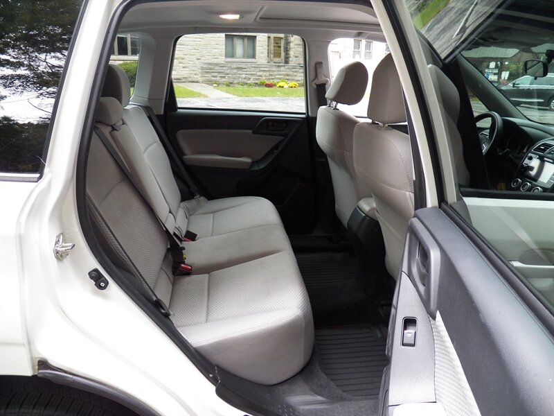 2018 Subaru Forester 2.5i Premium AWD - Photo 11 - Mishawaka, IN 46545