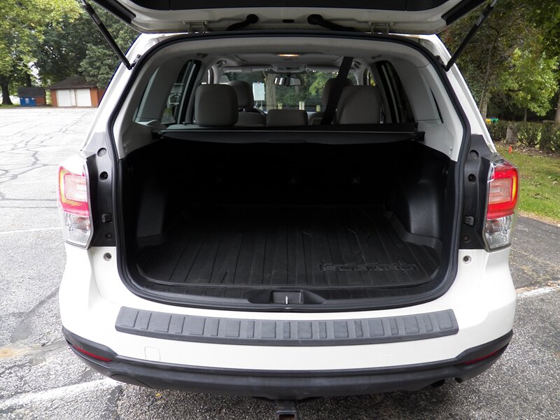 2018 Subaru Forester 2.5i Premium AWD - Photo 10 - Mishawaka, IN 46545