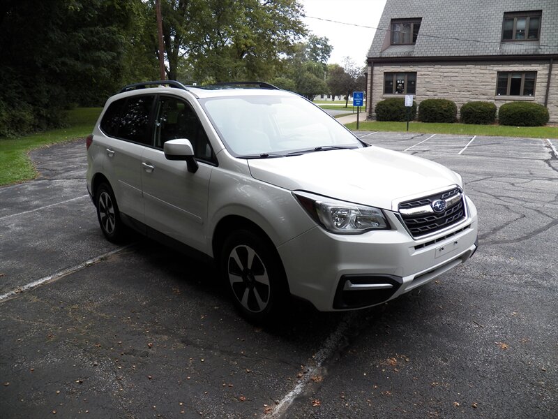 2018 Subaru Forester 2.5i Premium AWD - Photo 2 - Mishawaka, IN 46545