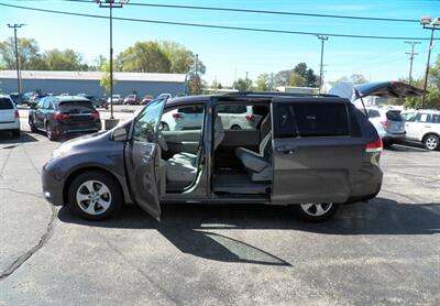 2013 Toyota Sienna LE 8-Passenger   - Photo 38 - Mishawaka, IN 46545