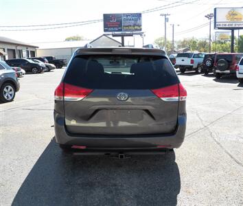 2013 Toyota Sienna LE 8-Passenger   - Photo 4 - Mishawaka, IN 46545