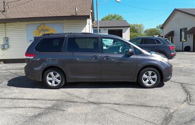 2013 Toyota Sienna LE 8-Passenger   - Photo 2 - Mishawaka, IN 46545