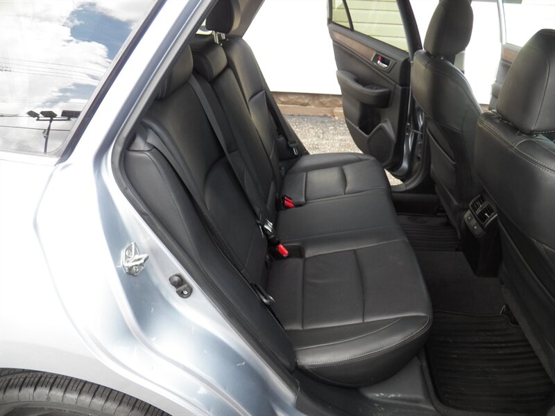 2015 Subaru Outback 2.5i Limited AWD - Photo 12 - Mishawaka, IN 46545