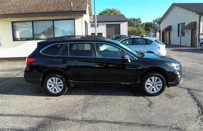 2018 Subaru Outback 2.5i Premium  AWD - Photo 2 - Mishawaka, IN 46545