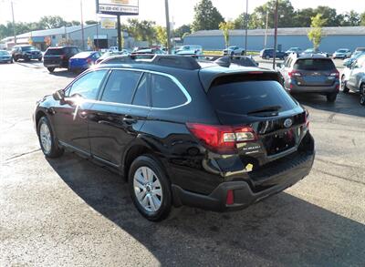 2018 Subaru Outback 2.5i Premium  AWD - Photo 5 - Mishawaka, IN 46545