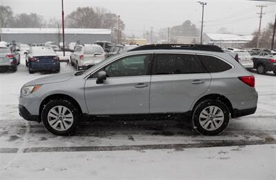 2017 Subaru Outback 2.5i Premium  AWD - Photo 6 - Mishawaka, IN 46545