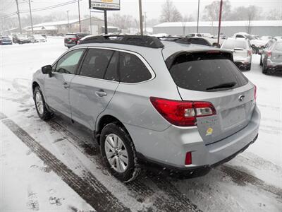 2017 Subaru Outback 2.5i Premium  AWD - Photo 5 - Mishawaka, IN 46545
