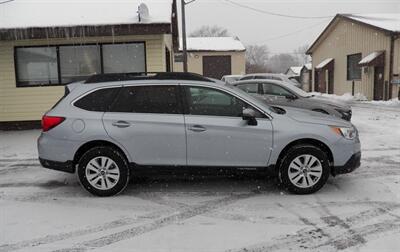 2017 Subaru Outback 2.5i Premium  AWD - Photo 2 - Mishawaka, IN 46545