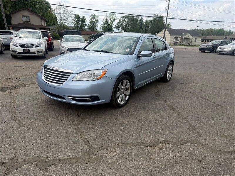 2013 Chrysler 200 Touring's photo