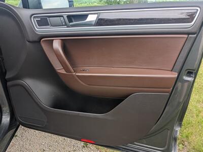 2013 Volkswagen Touareg TDI Executive   - Photo 20 - Sycamore, IL 60178