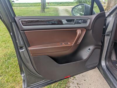 2013 Volkswagen Touareg TDI Executive   - Photo 11 - Sycamore, IL 60178