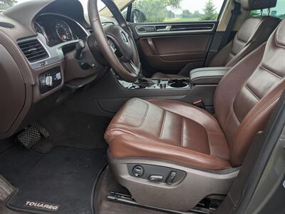 2013 Volkswagen Touareg TDI Executive   - Photo 12 - Sycamore, IL 60178