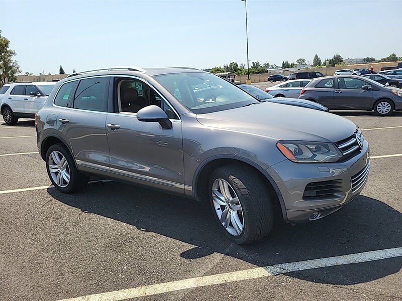 2013 Volkswagen Touareg TDI Executive - Photo 1 - Sycamore, IL 60178