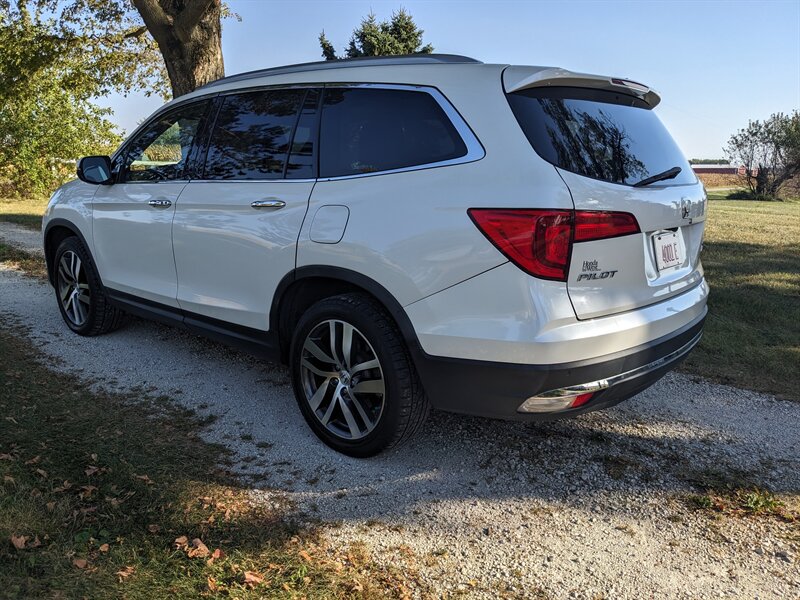 2016 Honda Pilot Elite photo 2