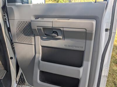2014 Ford E-350 SD XLT   - Photo 23 - Sycamore, IL 60178