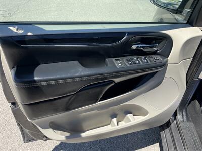 2019 Dodge Grand Caravan SXT   - Photo 6 - Logan, UT 84341