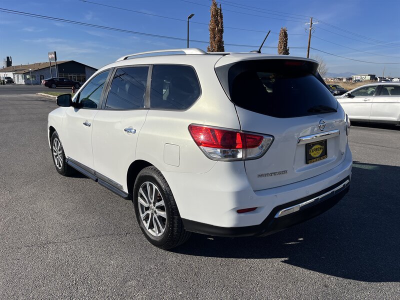 2014 Nissan Pathfinder S photo 4