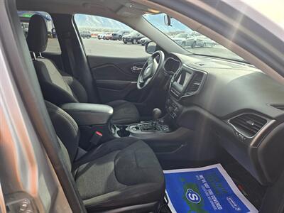 2019 Jeep Cherokee Latitude   - Photo 9 - Logan, UT 84341