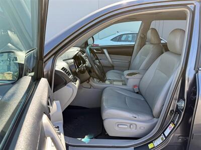 2013 Toyota Highlander   - Photo 4 - Sandy, UT 84070