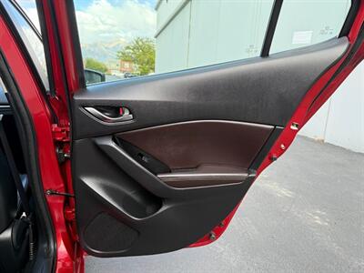 2018 Mazda Mazda3 Touring   - Photo 13 - Sandy, UT 84070