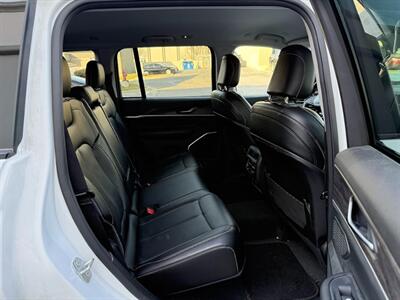 2023 Jeep Grand Cherokee Limited   - Photo 10 - Sandy, UT 84070