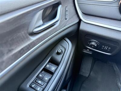 2023 Jeep Grand Cherokee Limited   - Photo 14 - Sandy, UT 84070