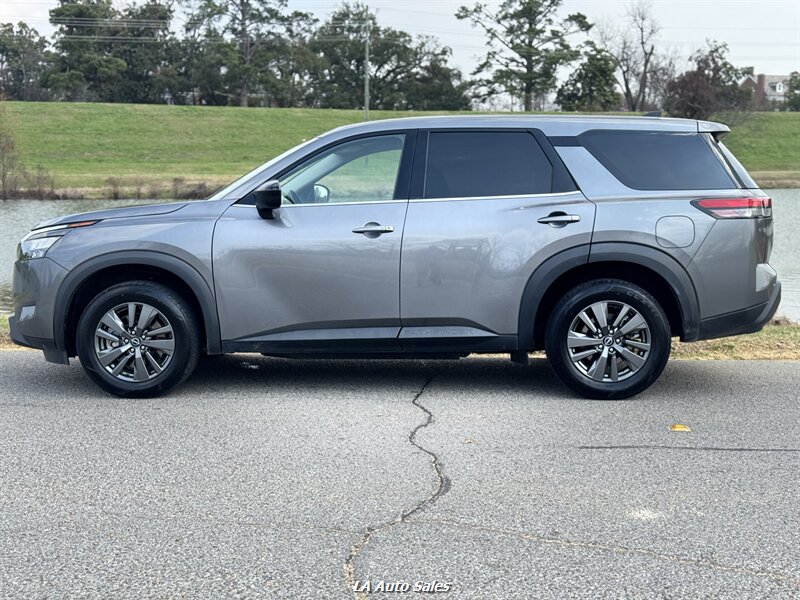 2023 Nissan Pathfinder S  