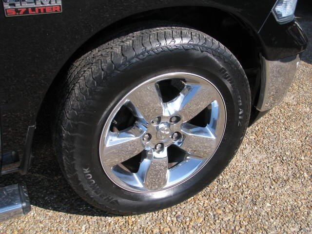 2019 Ram 1500 SLT photo 8