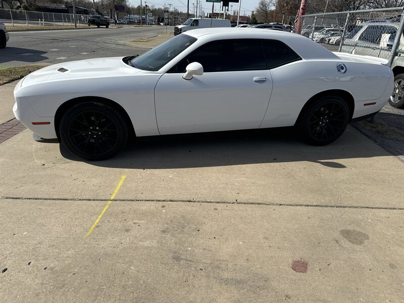 2019 Dodge Challenger SXT   - Photo 1 - Tulsa, OK 74112
