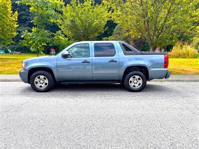 2011 Chevrolet Avalanche LS Crew Cab 4x4   - Photo 4 - Coquitlam, BC V3B 5E2