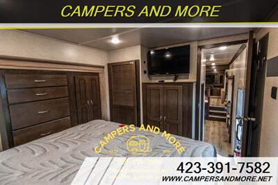 2020 Cedar Creek Silverback 37RTH Toy Hauler   - Photo 10 - Bluff City, TN 37618