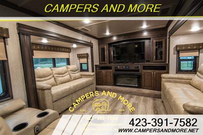 2020 Cedar Creek Silverback 37RTH Toy Hauler   - Photo 4 - Bluff City, TN 37618