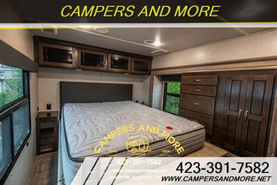 2020 Cedar Creek Silverback 37RTH Toy Hauler   - Photo 9 - Bluff City, TN 37618