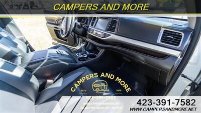 2018 Toyota Highlander XLE   - Photo 5 - Bluff City, TN 37618