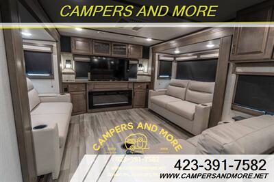 2023 Grand Design Solitude 376RD 5th wheel   - Photo 3 - Bluff City, TN 37618