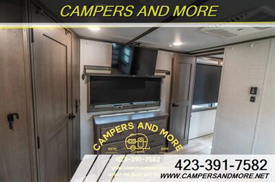 2023 Grand Design Solitude 376RD 5th wheel   - Photo 13 - Bluff City, TN 37618