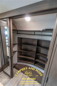 2023 Grand Design Solitude 376RD 5th wheel   - Photo 12 - Bluff City, TN 37618