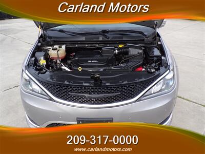 2018 Chrysler Pacifica Limited   - Photo 11 - Stockton, CA 95205
