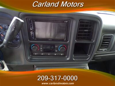 2004 GMC Sierra 2500HD SLT   - Photo 17 - Stockton, CA 95205