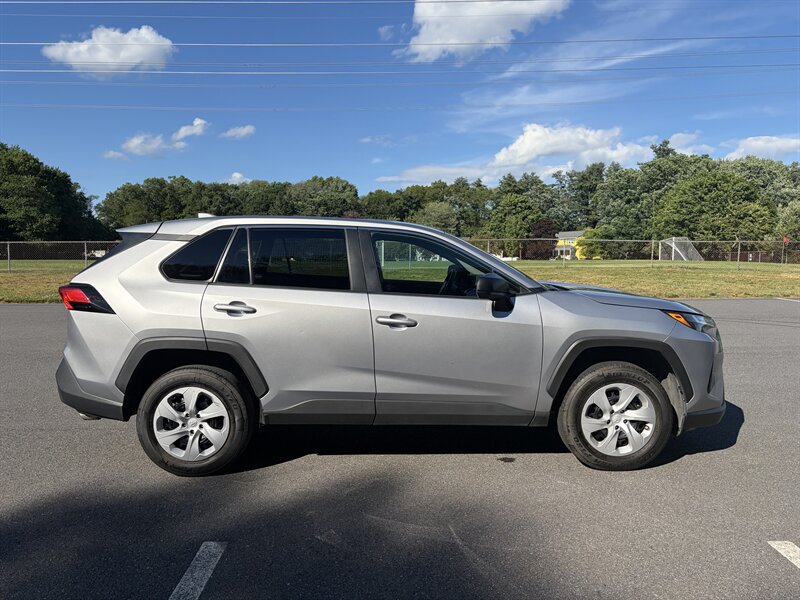 2024 Toyota RAV4 LE - Photo 9