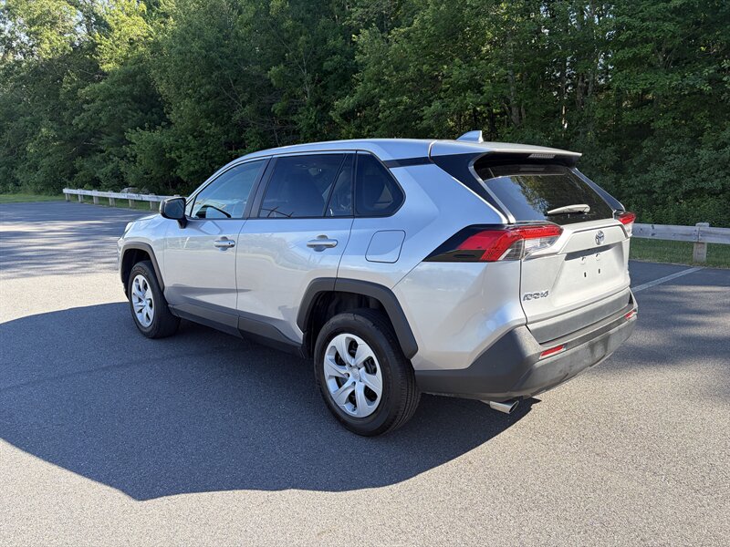 2024 Toyota RAV4 LE - Photo 12
