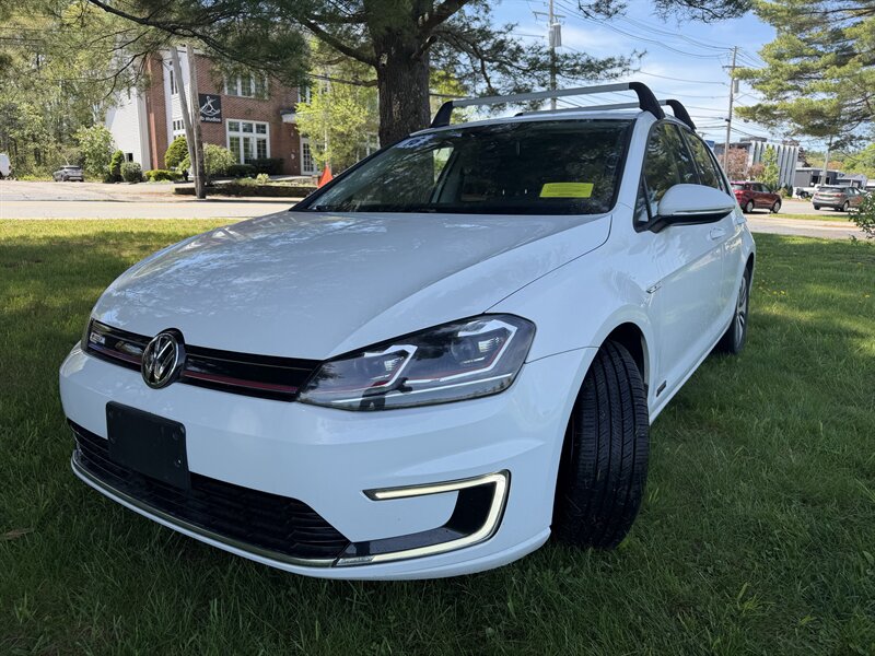 2016 Volkswagen e-Golf e-Golf SE's photo