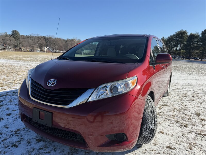 2011 Toyota Sienna LE's photo